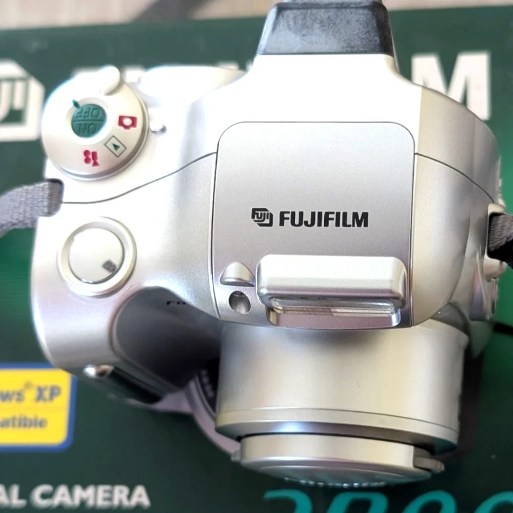 FUJIFILM FINEPIX 2800 MEGAPIXEL 6x OPTICAL ZOOM VIDEO & AUDIO DIGITAL CA…